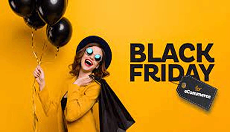 دختری در حال تبلیغ black friday