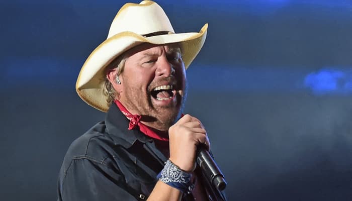 درگذشتان معروف جهان در سال 2024- توبی کیث(Toby Keith)، خواننده و آهنگساز برجسته کانتری آمریکایی در حال آواز خواندن با کلاه کابویی بر سر