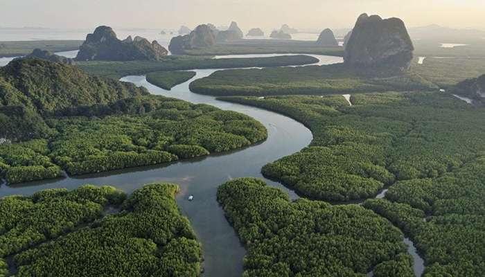 نمای هوایی از خلیج Phang Nga در هنگام غروب خورشید، تایلند