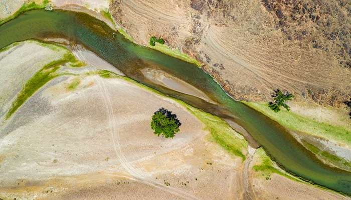 نمای منظر هوایی از رودخانه در بیابان گبی، مغولستان